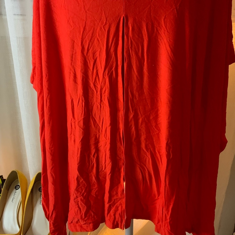 Red pullover cape - Picture 2 of 4